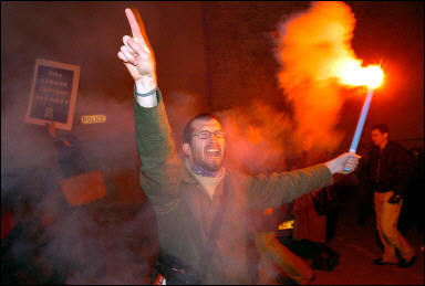 Lors du rassemblement devant le commissariat du 8ème arrondissement