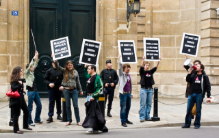 Action devant l'ambassade de Grande-Bretagne à Paris