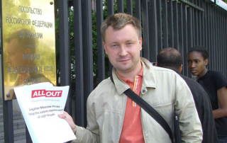 Nikolaï et les pétitions de AllOut devant l'ambassade de Russie