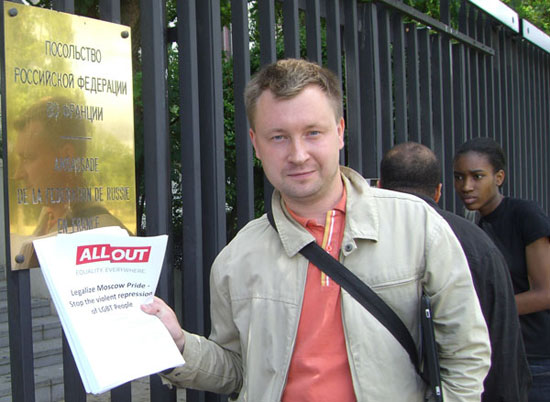 Nikolaï et les pétitions de AllOut devant l'ambassade de Russie