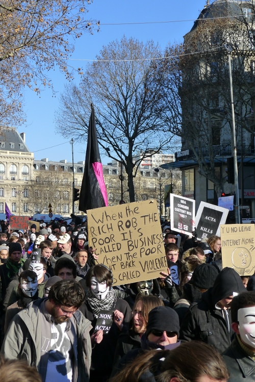 Act Up à la manifestation contre ACTA 1