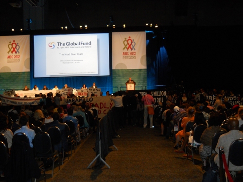 Des actiivistes du monde entier manifestent lors du discours du directeur du Fonds moindial