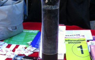 Stand d'Act Up à la manif du 30 septembre