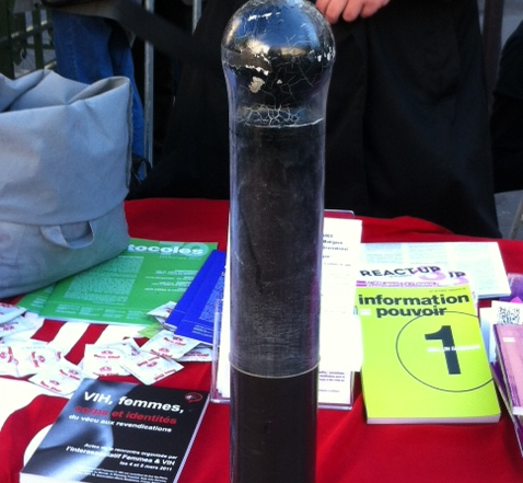Stand d'Act Up à la manif du 30 septembre