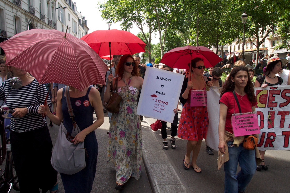 Strass : Parapluies rouges
