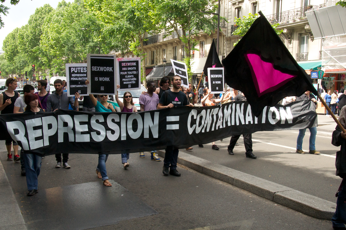 Act Up-Paris : Répression = Contamination
