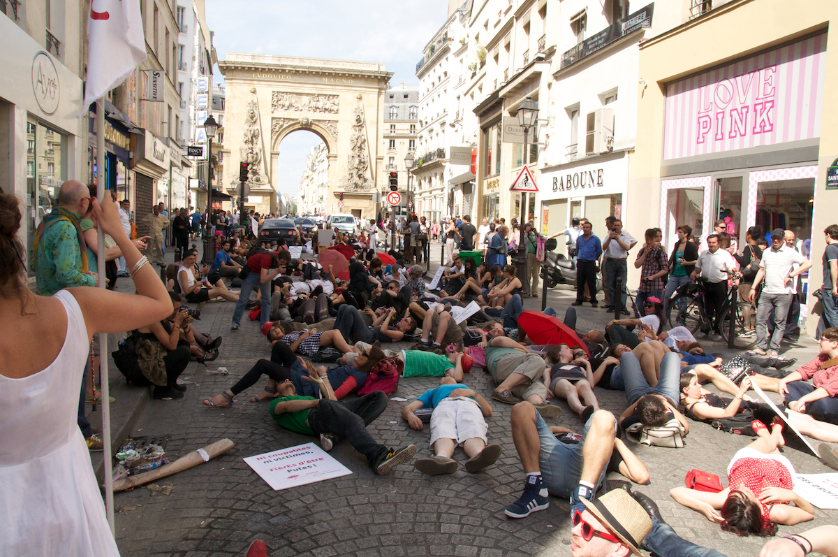 Die-in rue Saint-Denis