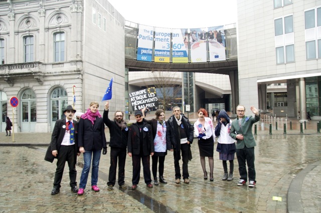 Les militantEs d'Act Up-Paris devant le Parlement européen